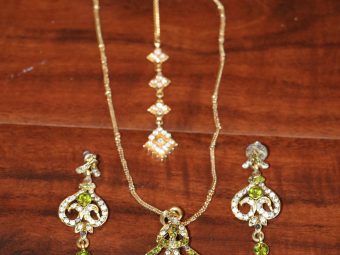 1 Green and Diamond Necklace with Earring and Tika